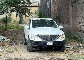 Kendini otomobile kilitleyen kadın ekiplere zor anlar yaşattı