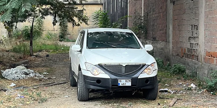 Kendini otomobile kilitleyen kadın ekiplere zor anlar yaşattı