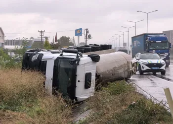 İnegöl’de tuz yüklü TIR devrildi