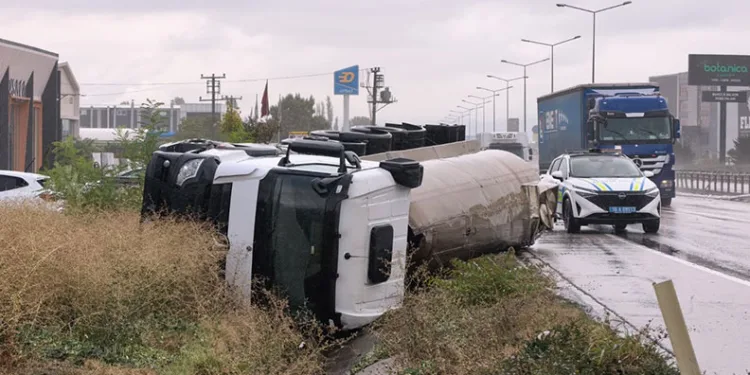 İnegöl’de tuz yüklü TIR devrildi