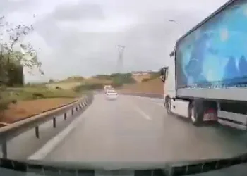 Bursa’da yağışlı havaya aldırmadı, bariyerlere böyle girdi