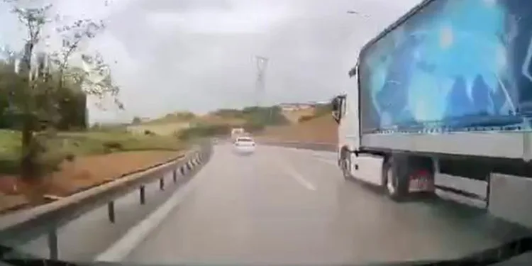 Bursa’da yağışlı havaya aldırmadı, bariyerlere böyle girdi