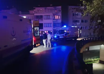 Bursa’da 3 kişinin bindiği motosiklet bariyere çarptı