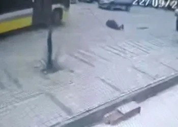 Otobüsün çarpmasıyla ağır yaralanan kadın, hayatını kaybetti