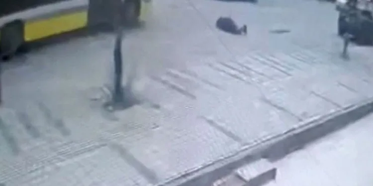 Otobüsün çarpmasıyla ağır yaralanan kadın, hayatını kaybetti