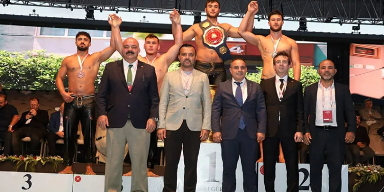 Büyükşehir güreşçisinden Cumhurbaşkanlığı Kupası’nda üçüncülük başarısı