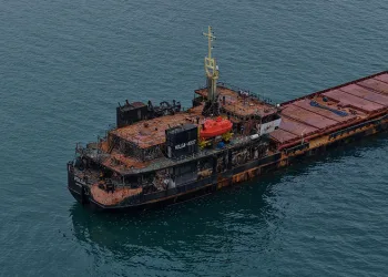 Savaşın izlerini taşıyan gemi Trabzon açıklarında