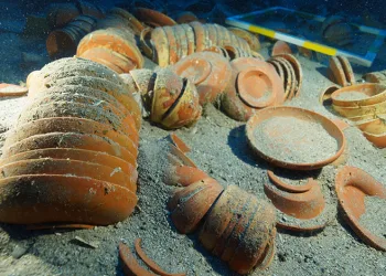 Akdeniz’den 2 bin 100 yıllık sofra takımı çıktı