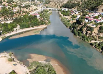 Tunceli’de iki nehir, yağış sonrası iki farklı renge büründü