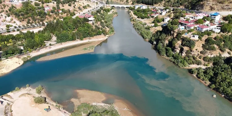 Tunceli’de iki nehir, yağış sonrası iki farklı renge büründü