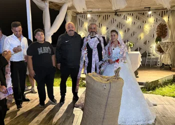 Düğünde altın yerine bir çuval fındık taktılar
