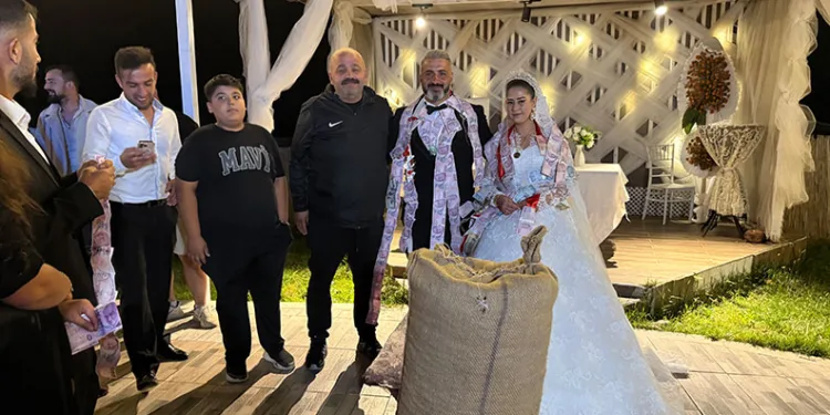Düğünde altın yerine bir çuval fındık taktılar