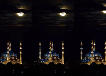 Selimiye Camii, parçalı dolunay manzarasıyla mest etti