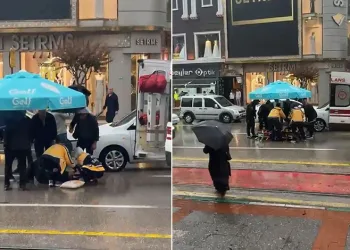 Bursa’da otomobilin çarptığı yayaya, vatandaşlar şemsiye tuttu