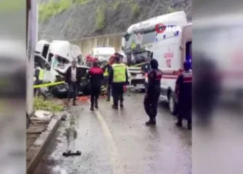 Bartın-Karabük yolunda tır ile minibüs çarpıştı: 1 ölü, 11 yaralı