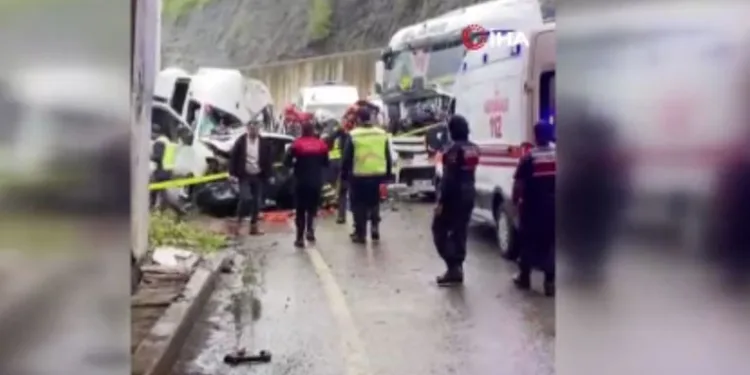 Bartın-Karabük yolunda tır ile minibüs çarpıştı: 1 ölü, 11 yaralı