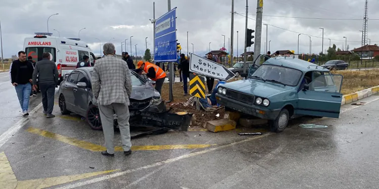 Kütahya’da iki otomobil çarpıştı: 2 ölü, 8 yaralı
