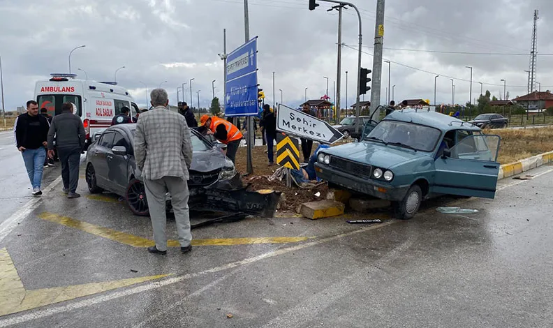Kütahya’da iki otomobil çarpıştı: 2 ölü, 8 yaralı