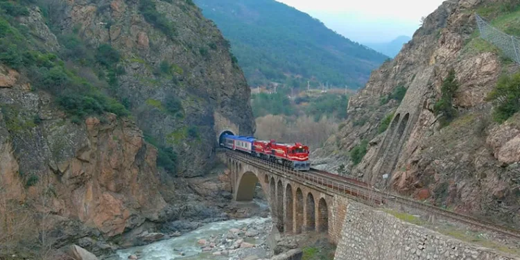 Turistik Karaelmas Ekspresi yeniden raylarla buluşuyor