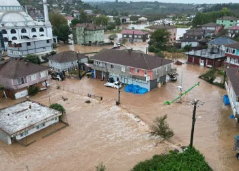 Sular yükseldi, mahalle göle döndü