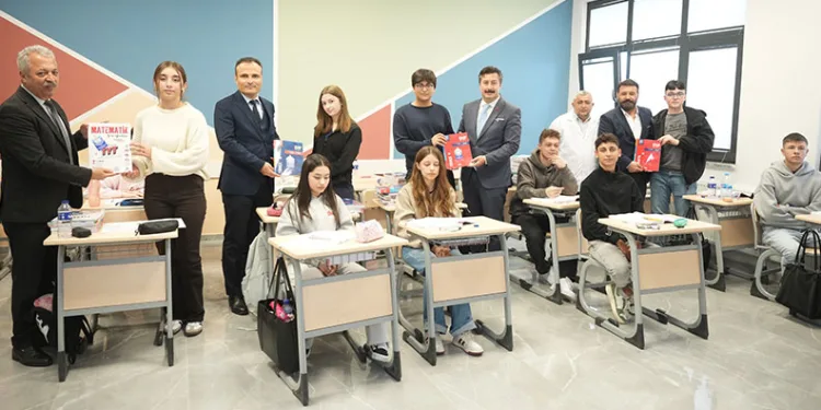 Yenişehir’de üniversite adaylarına kitap desteği
