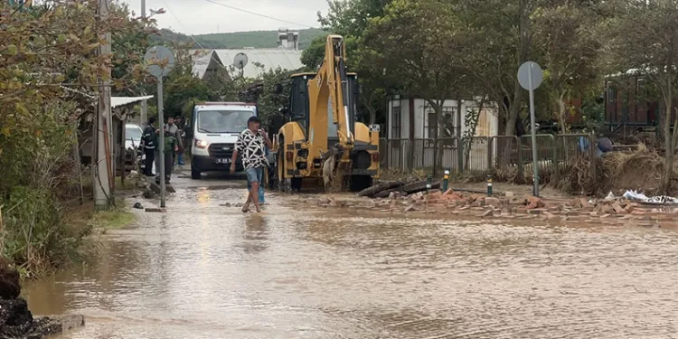 Mudanya’da sağanak sonrası göle döndü