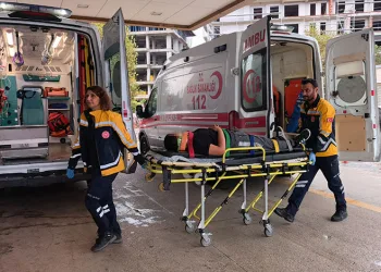 12 yaşındaki çocuk merdiven boşluğuna düştü