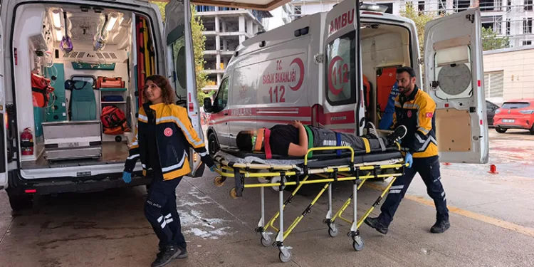 12 yaşındaki çocuk merdiven boşluğuna düştü