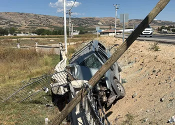 Eskişehir’de virajı alamayan araç refüje devrildi: 1’i ağır 3 yaralı