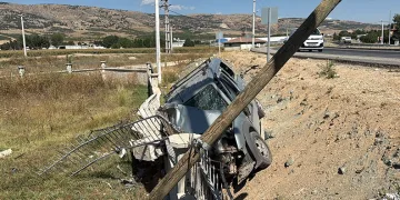 Eskişehir’de virajı alamayan araç refüje devrildi: 1’i ağır 3 yaralı
