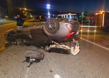 Bursa’da kamyonete çarpan otomobil, 250 metre savrularak takla attı!