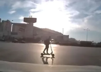 Bursa’da ışık ihlali yapan scooter sürücüsü kazadan kıl payı kurtuldu