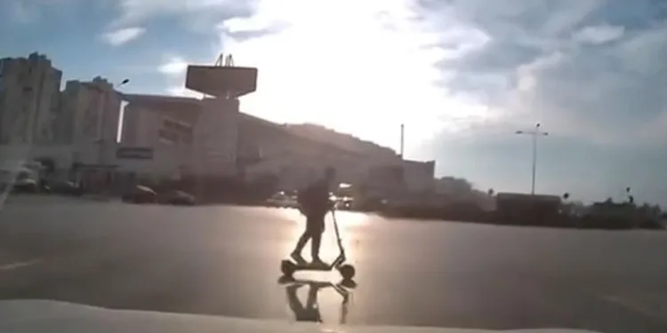 Bursa’da ışık ihlali yapan scooter sürücüsü kazadan kıl payı kurtuldu