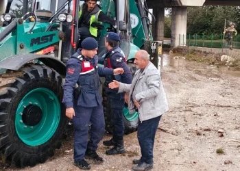 Bursa’da su taşkınında mahsur kalan vatandaşı jandarma kurtardı