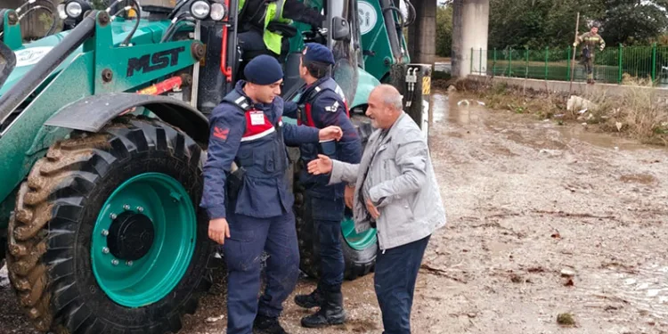 Bursa’da su taşkınında mahsur kalan vatandaşı jandarma kurtardı