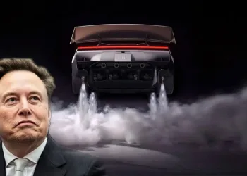Tesla yeni Roadster modelini tanıttı: Havada takla attı