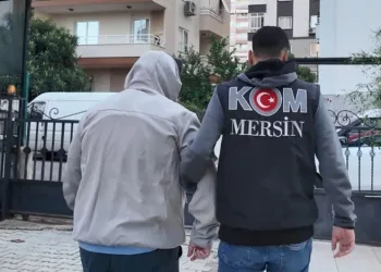 Motosiklet ile hafif ticari araç çarpıştı: 1 yaralı