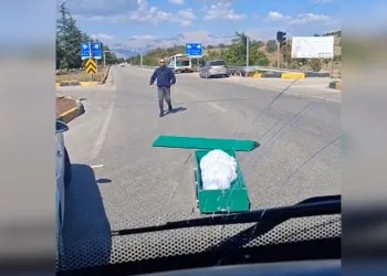 Seyir halindeki cenaze aracının kapağı açıldı: Tabut yola düştü