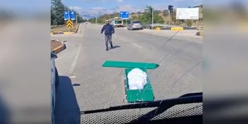 Seyir halindeki cenaze aracının kapağı açıldı: Tabut yola düştü