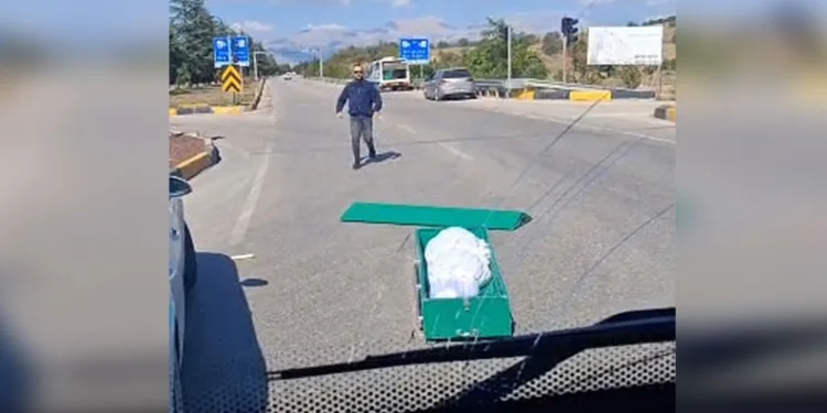 Seyir halindeki cenaze aracının kapağı açıldı: Tabut yola düştü