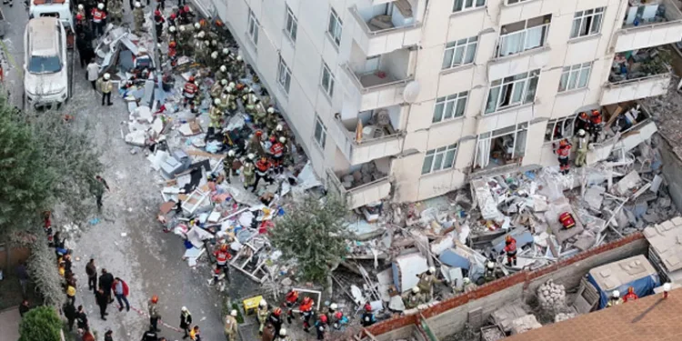 İstanbul’da çöken binada 2 kişi hayatını kaybetti, 2 kişi aranıyor