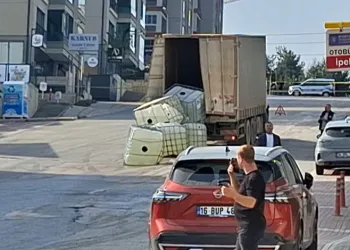 Bursa’da yola dökülen asit mahalleyi kapattırdı