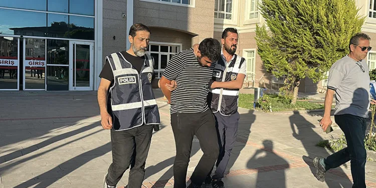 Eskişehir merkezli 5 ildeki fuhuş operasyonunda yakalanan 17 şüpheli adliyeye sevk edildi