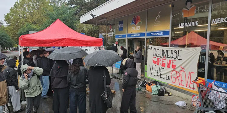 Brüksel’de öğrencilerden eğitim giderleri protestosu