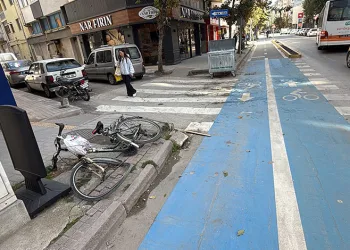 Motosiklet ile hafif ticari araç çarpıştı: 1 yaralı