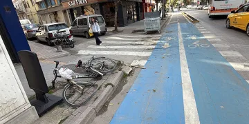 Motosiklet ile hafif ticari araç çarpıştı: 1 yaralı