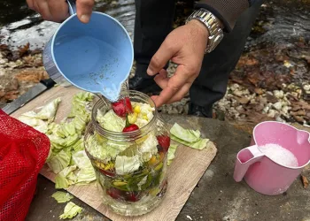 71 yaşında traktörüyle çocukları antrenmana taşıyor