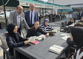 Başkan ve öğrencilerden kitap okuma seferberliği