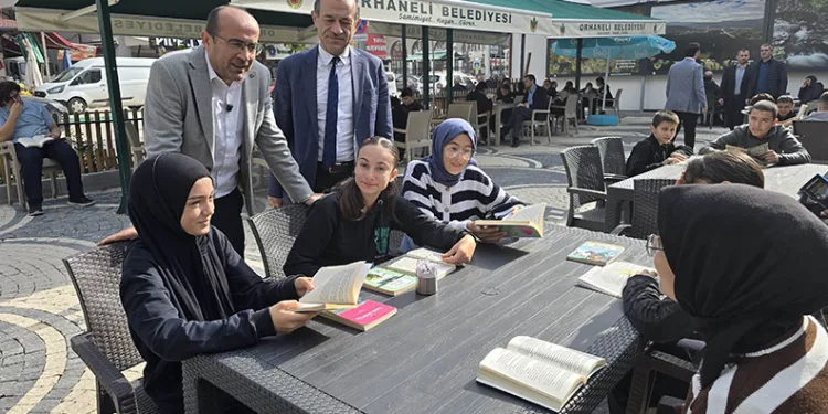 Başkan ve öğrencilerden kitap okuma seferberliği