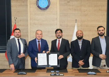 Tır ile kamyonet kafa kafaya çarpıştı: 2 ağır yaralı